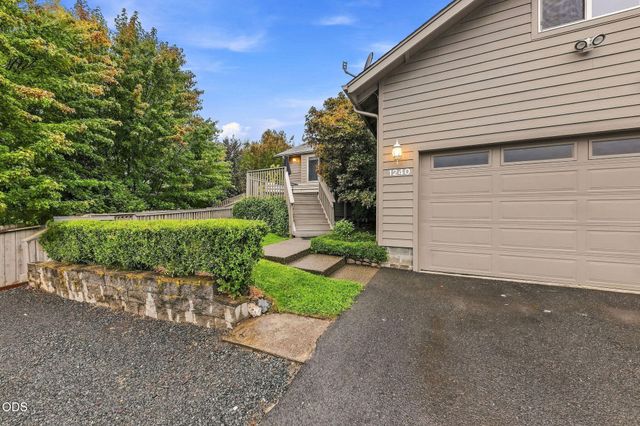 1240 Marcus Way, Grants Pass, OR 97527