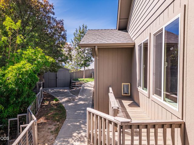 1240 Marcus Way, Grants Pass, OR 97527