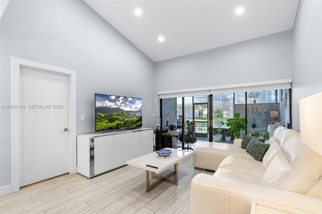 1064 NW 97th Ave 219, Pembroke Pines, FL 33024