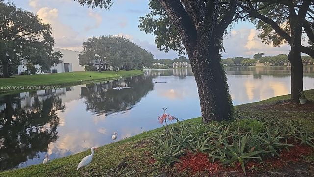 1064 NW 97th Ave 219, Pembroke Pines, FL 33024