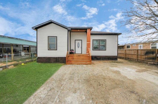 24 Road 5213, Cleveland, TX 77327