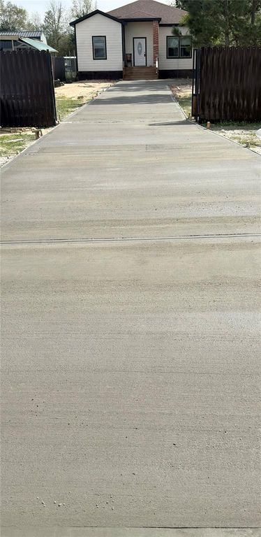 24 Road 5213, Cleveland, TX 77327