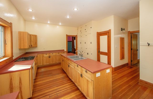 323 NE 3rd Avenue, Waverly, IA 50677