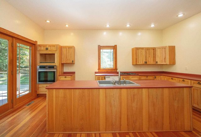 323 NE 3rd Avenue, Waverly, IA 50677