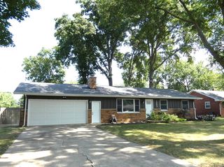 1883 N Cambridge Dr, Saint Joseph, MI 49085