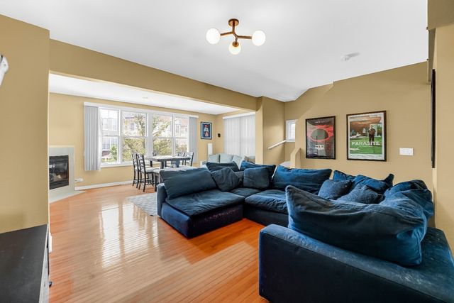3863 N Milwaukee Avenue, Chicago, IL 60641