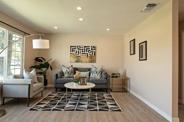 790 Hillsdale Dr, Turlock, CA 95382