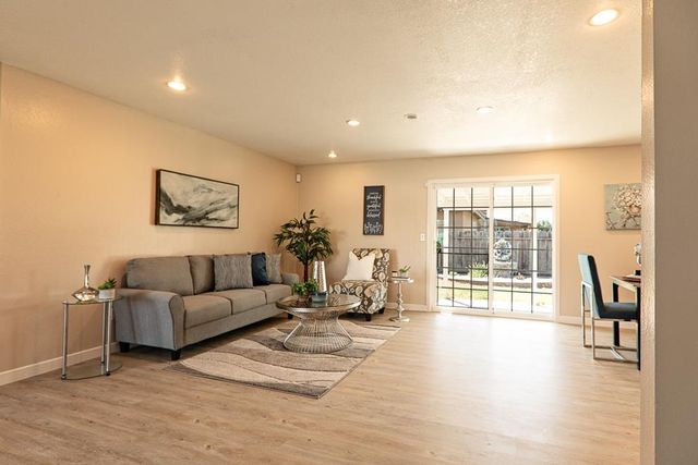 790 Hillsdale Dr, Turlock, CA 95382