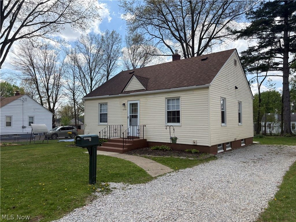 1216 Hardesty Boulevard, Akron, OH 44320
