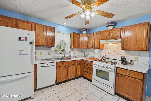 3 Hemlock Hill Road, Jackson, NJ 08527