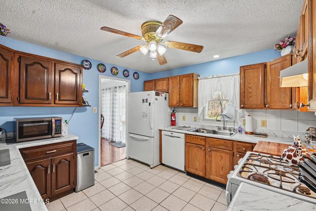 3 Hemlock Hill Road, Jackson, NJ 08527