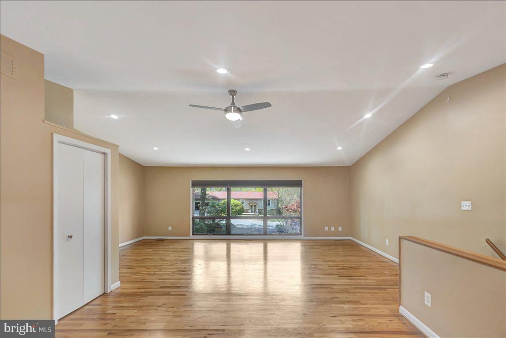 Image 5 of property listing at 6309 OAK HILL DR, Sykesville, MD 21784