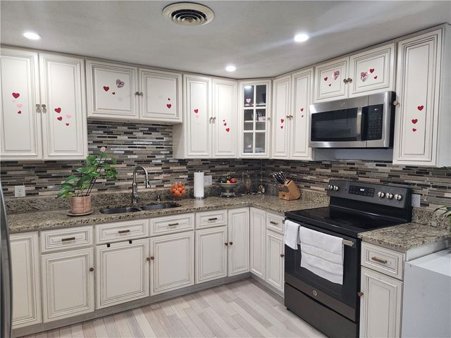 8 Marigold Court, Cranston, RI 02920