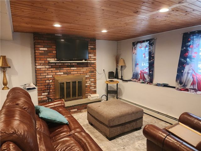 8 Marigold Court, Cranston, RI 02920