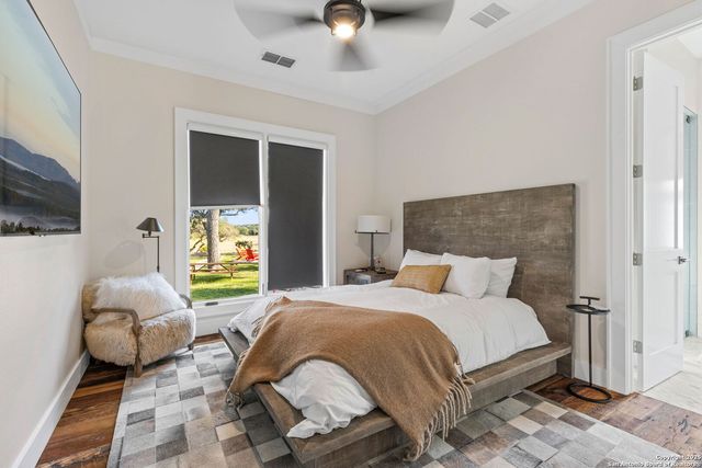 1146 SISTERDALE RD, Boerne, TX 78006