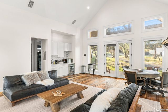 1146 SISTERDALE RD, Boerne, TX 78006