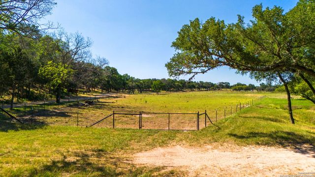 1146 SISTERDALE RD, Boerne, TX 78006