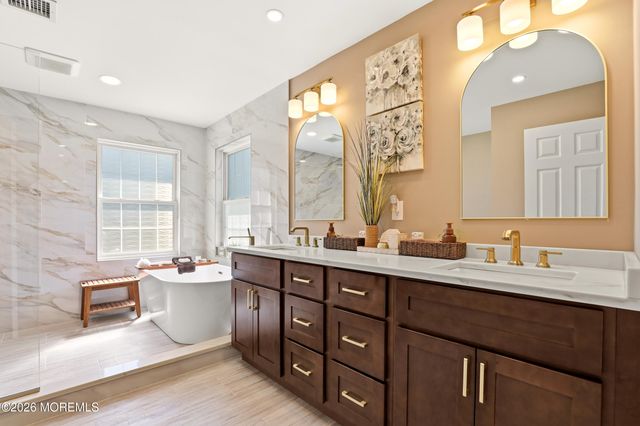 11 Swallow Tail Court, Jackson, NJ 08527