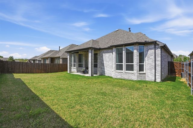 1915 Hillside Court, Van Alstyne, TX 75495