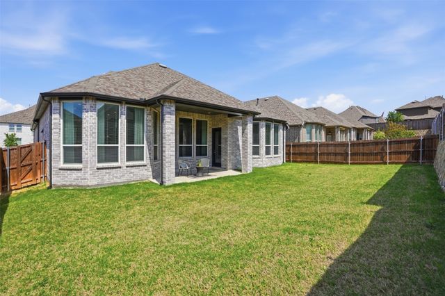 1915 Hillside Court, Van Alstyne, TX 75495