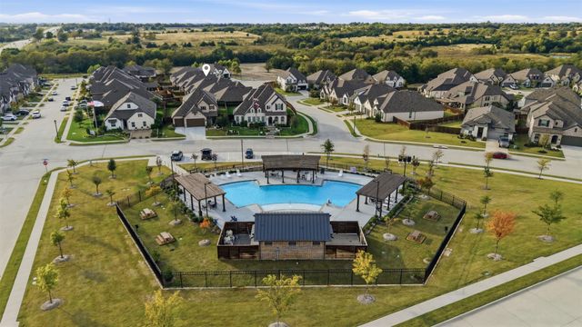 1915 Hillside Court, Van Alstyne, TX 75495