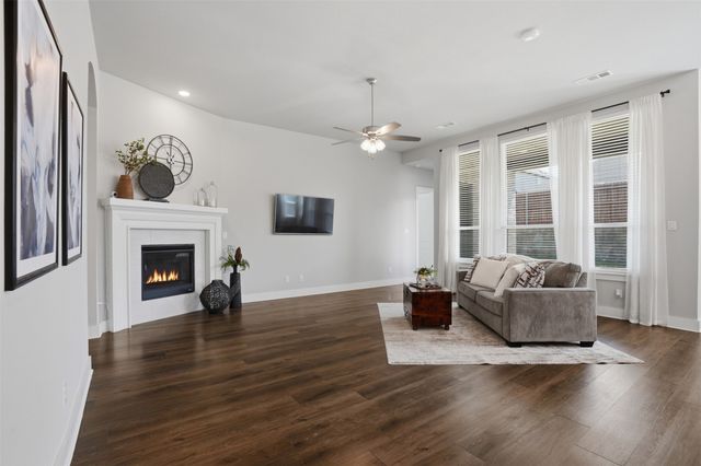 1915 Hillside Court, Van Alstyne, TX 75495