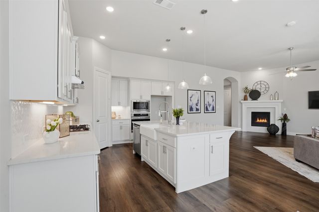 1915 Hillside Court, Van Alstyne, TX 75495