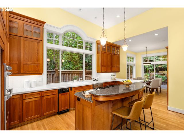 6441 Sw SANTA MONICA Ct, Portland, OR 97221