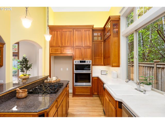 6441 Sw SANTA MONICA Ct, Portland, OR 97221