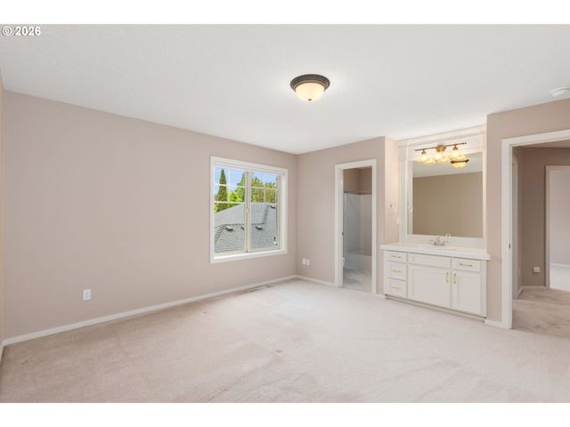 6441 Sw SANTA MONICA Ct, Portland, OR 97221