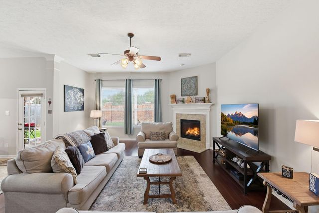 2821 Chinaberry Park Lane, League City, TX 77573