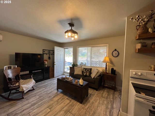 776 E FOURTH Ave, Sutherlin, OR 97479