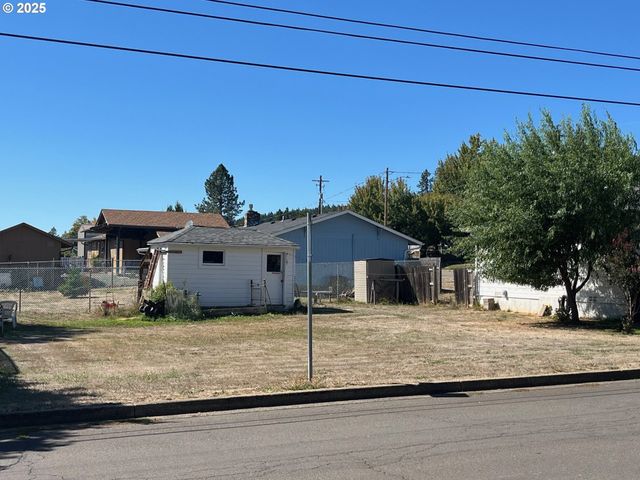 776 E FOURTH Ave, Sutherlin, OR 97479