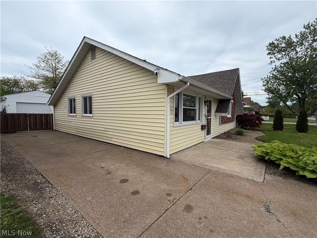4219 Brockley Avenue, Sheffield Lake, OH 44054