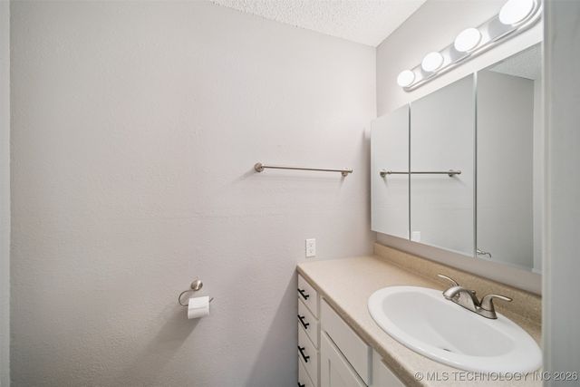 808 W 6th Street, Skiatook, OK 74070