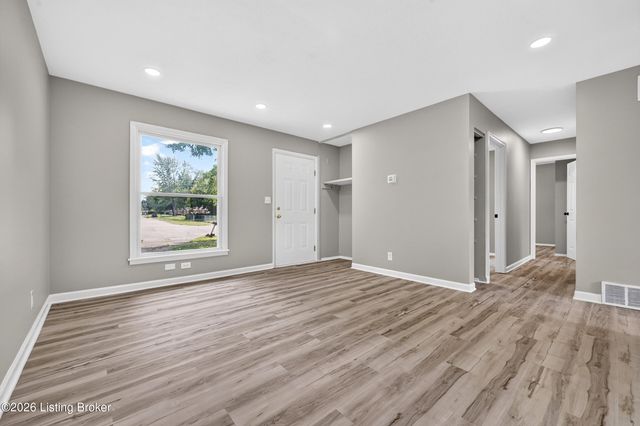 5402 Lagoona Dr, Louisville, KY 40219