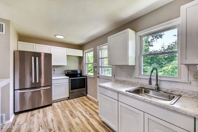 5402 Lagoona Dr, Louisville, KY 40219
