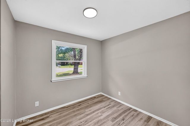 5402 Lagoona Dr, Louisville, KY 40219