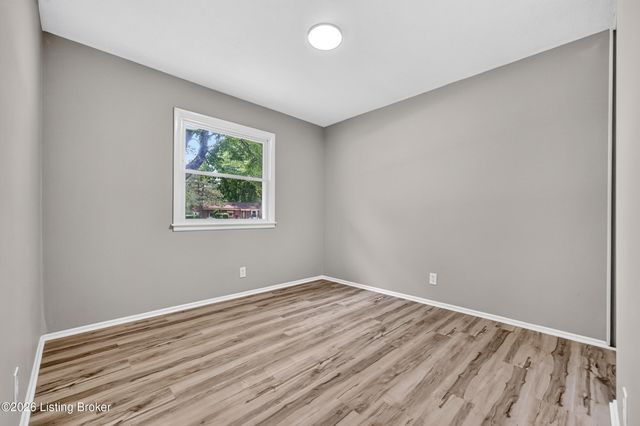 5402 Lagoona Dr, Louisville, KY 40219