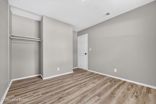 5402 Lagoona Dr, Louisville, KY 40219
