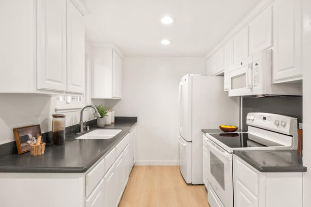 1070 Mercedes Avenue 24, Los Altos, CA 94022