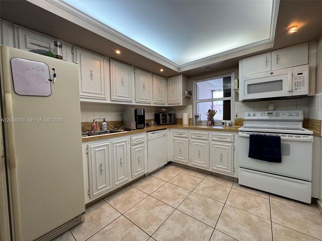 1000 Parkview Dr 107, Hallandale Beach, FL 33009