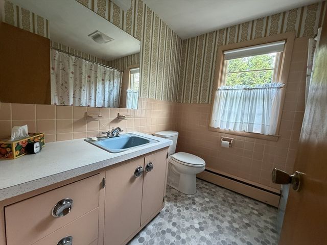 34 Bassett Road, Holyoke, MA 01040