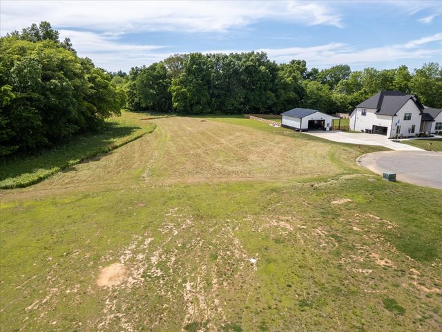 4492 Crossroads Dr, Clarksville, TN 37040
