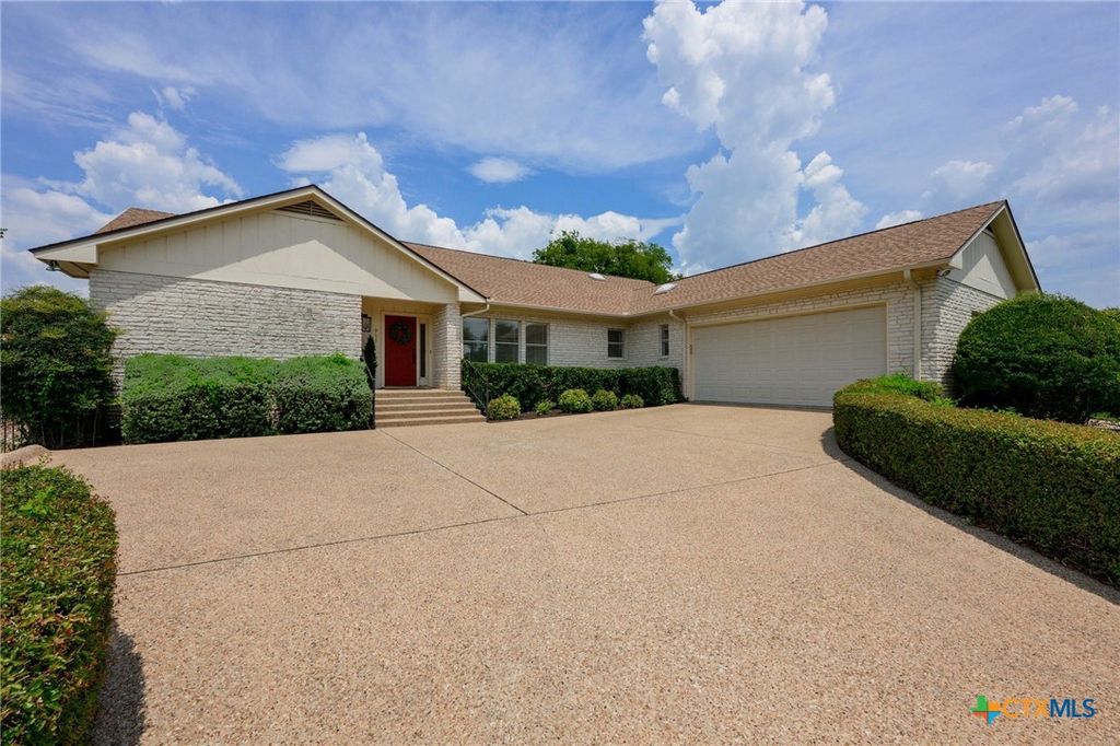 911 Vanguard Street, Lakeway, TX 78734