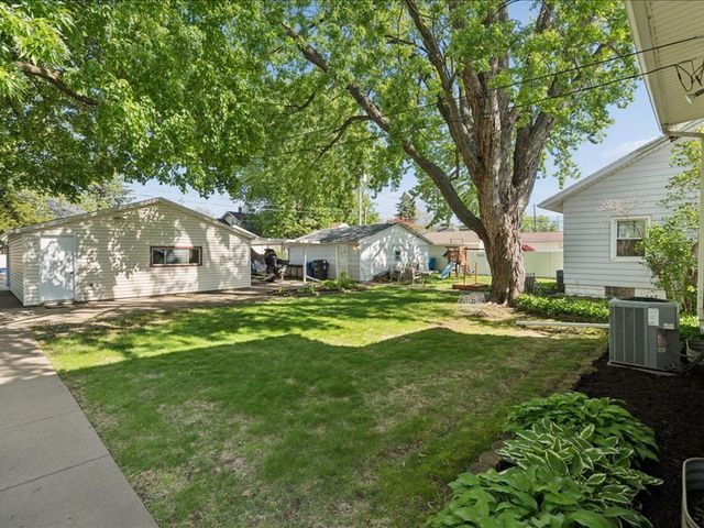 2206 6th Street, Moline, IL 61265