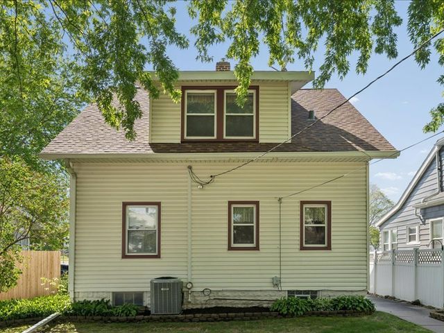 2206 6th Street, Moline, IL 61265