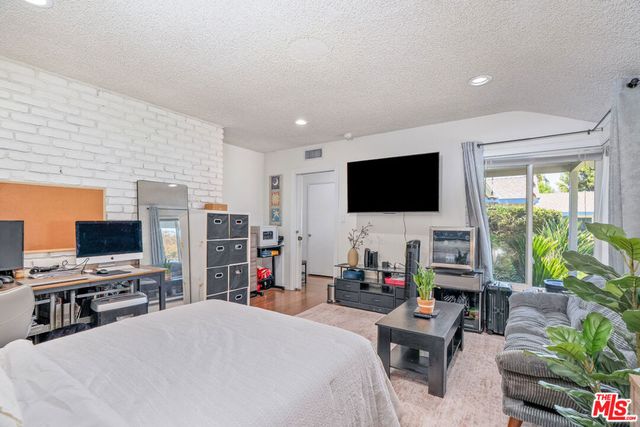 16100 Londelius Street, Los Angeles, CA 91343