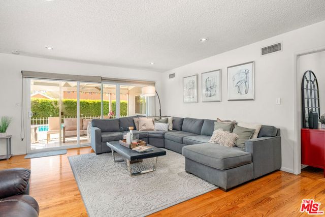 16100 Londelius Street, Los Angeles, CA 91343