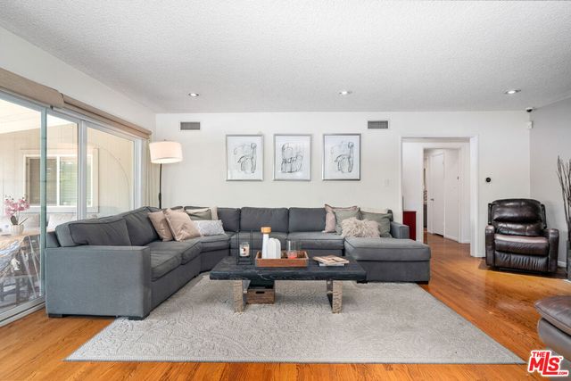 16100 Londelius Street, Los Angeles, CA 91343